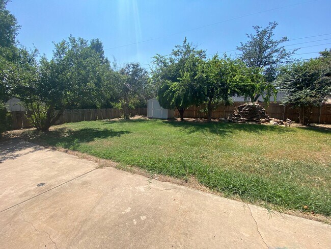 Building Photo - 3 bedroom 2.5 bath!