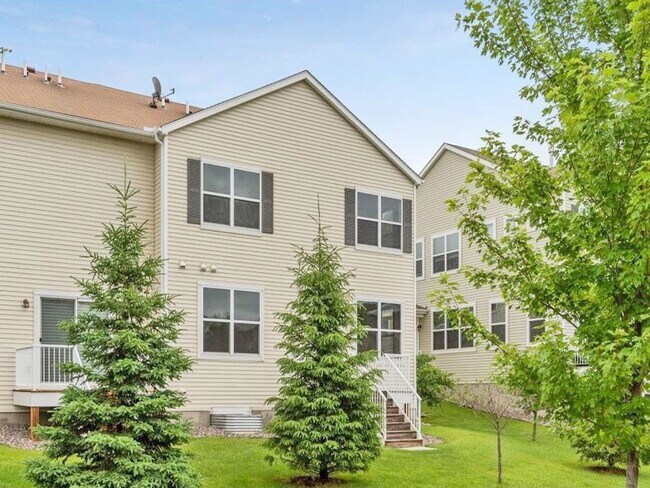Building Photo - Spectacular SPACIOUS 3 Bedroom Plus Giant ...