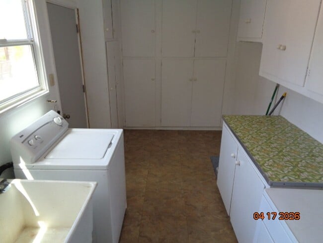 Building Photo - Cute and Clean One Story in Central Lancaster Offering 1328 sq. ft.