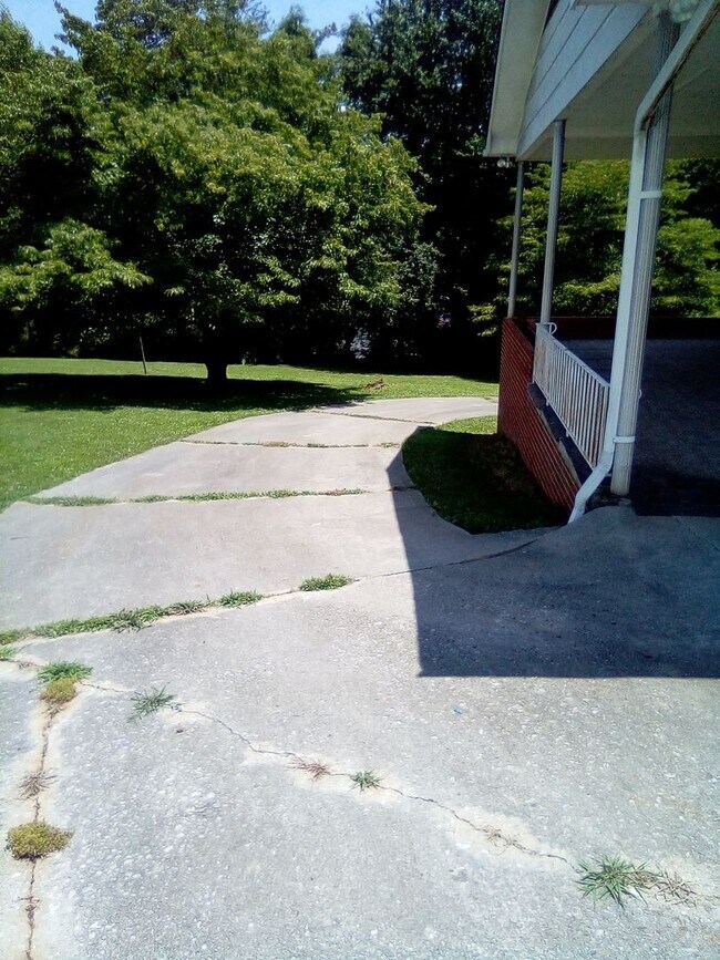 Building Photo - Knoxville 37918 - Beautiful 3 bedroom, 1.5 bath, brick rancher - Call Sharon Arnwine (865) 313-7215