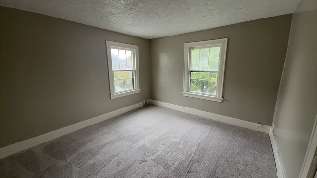 Building Photo - 2040 Wyndhurst Rd