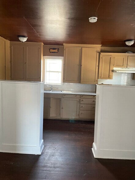 kitchen - 428 S Texas Ave