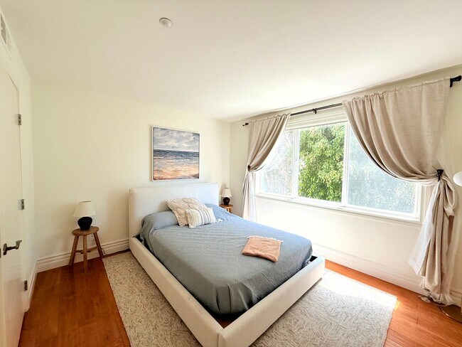 Building Photo - Sophisticated Bright & Spacious Furnished ...