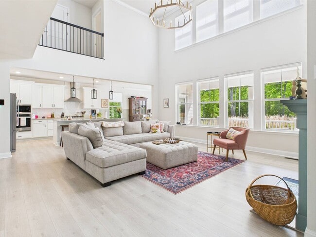 Building Photo - Stunning 5 Bedroom 4.5 Bathroom Located in...