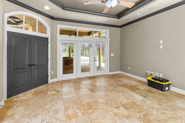 Building Photo - Executive Gainesville Rental: Custom 4 Sui...