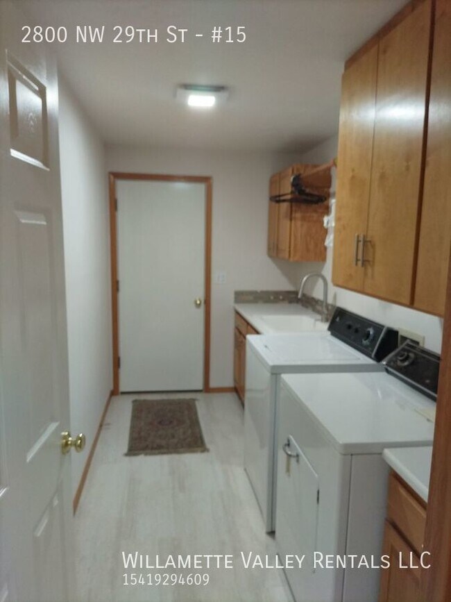 Building Photo - Furnished townhouse in NW Corvallis