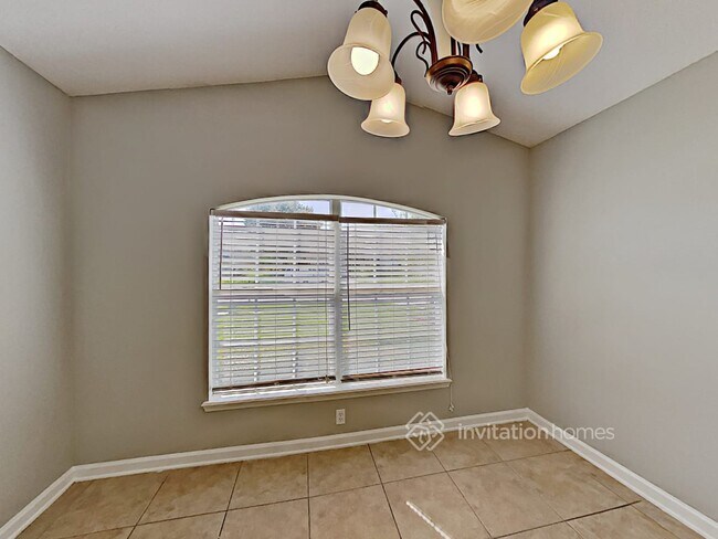 Building Photo - 1800 Ferncreek Dr