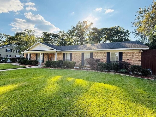 Building Photo - 814 Pinemont Dr