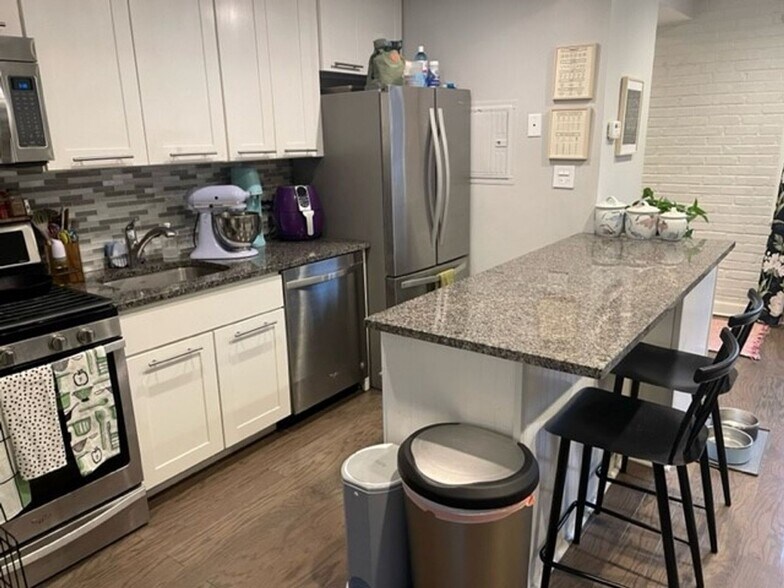 Building Photo - 665 W Melrose St