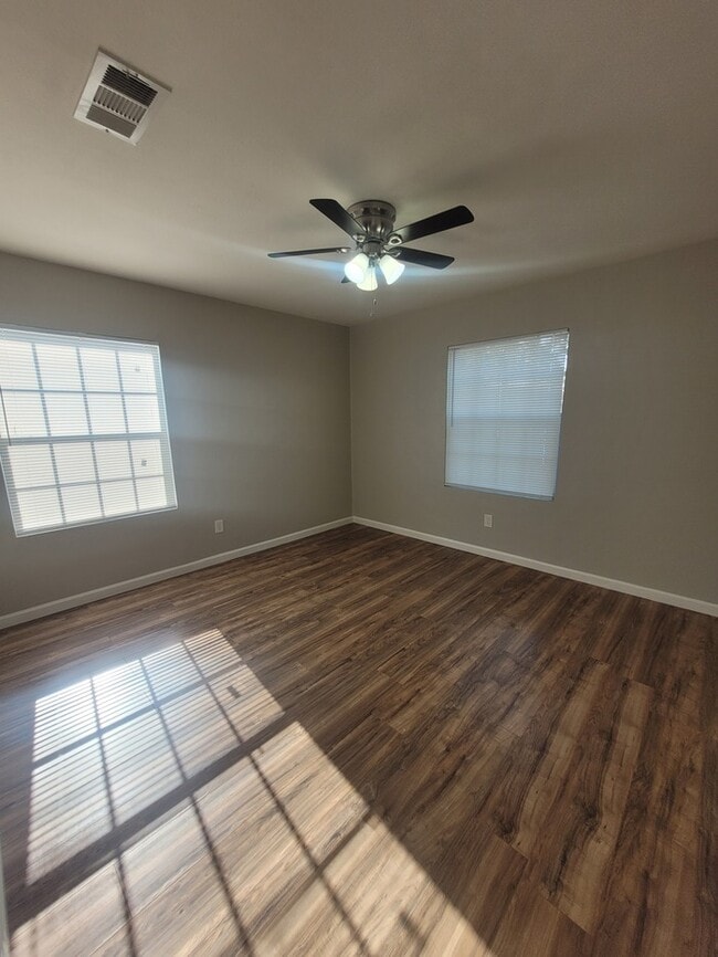 Building Photo - 3 bed 1 bath with 1 car garage!