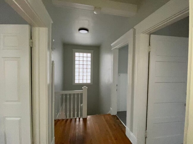 Building Photo - CENTRALLY LOCATED 6 BEDROOM 2 BATH OVER 2200 SQ FT!