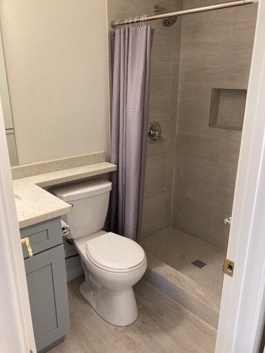 Hall Bathroom - 507 N Helberta Ave