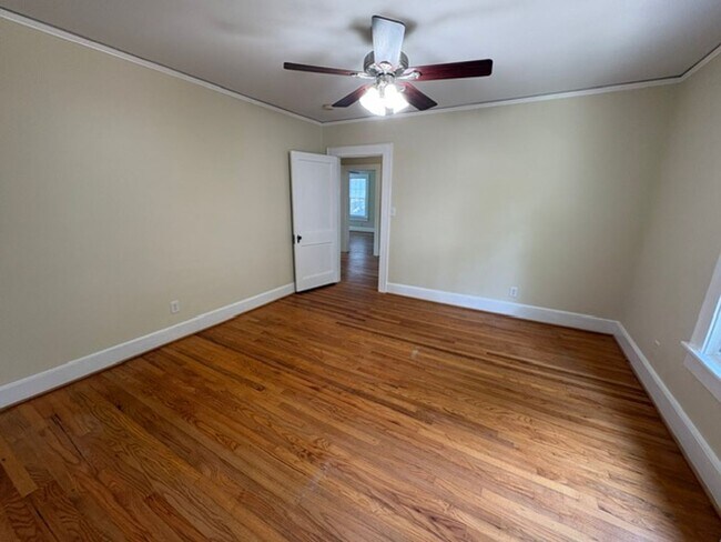 Building Photo - Newly Renovated - Large Backyard - 2/2 House!!