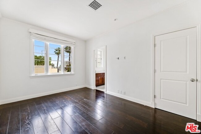 Building Photo - 9233 1/2 Doheny Rd