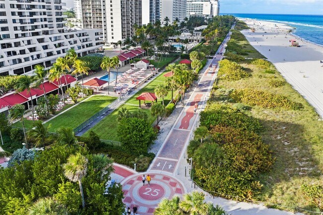 Building Photo - 2555 Collins Ave