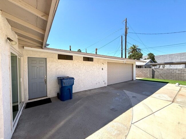 Building Photo - Charming 3BR Home w/ River Views, Open Floor Plan & Island Kitchen- Available Now!