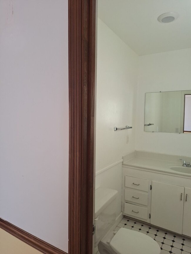 Building Photo - Splendid Garden Cottage in Lugoff, SC!