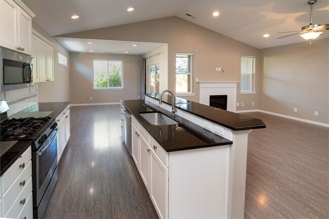Building Photo - Spacious single level Orchard floorplan with 4th bedroom/den option home featuring SOLAR - Great ...