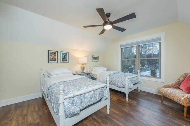 Building Photo - Black Mountain Rental!
