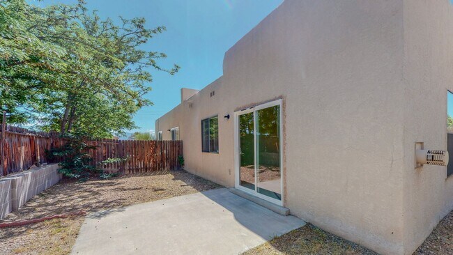 Building Photo - WESTSIDE HOME 3 Bedroom 2 Bath With 2 car garage