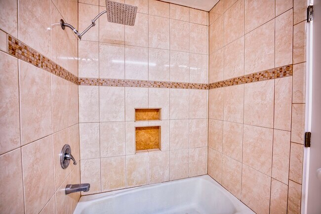 Building Photo - 355 Kalanianaole St