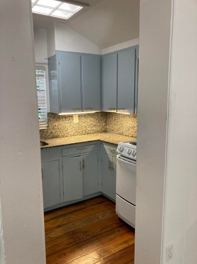 Building Photo - 824 35th St