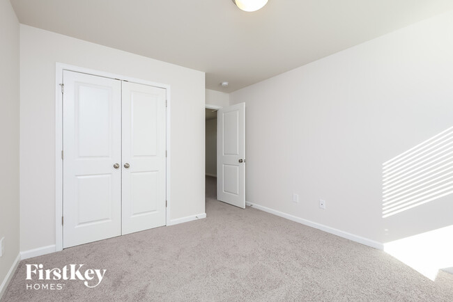 Building Photo - 534 Hillpark Ln