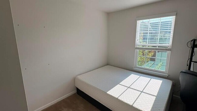 Building Photo - 2302 Pointe View Dr