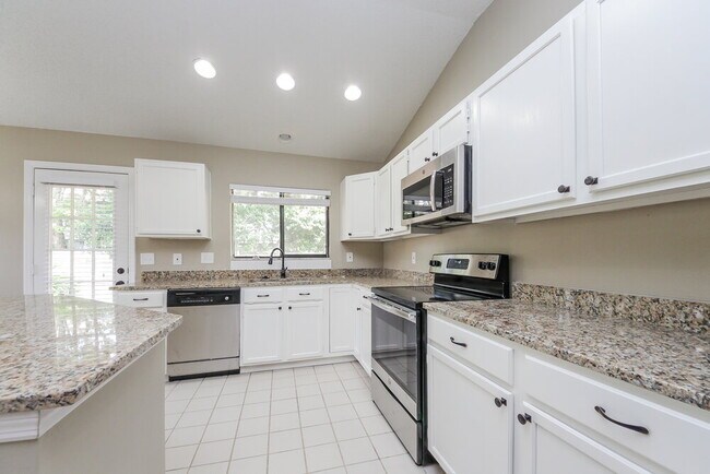 Building Photo - 634 Arbukle Ct