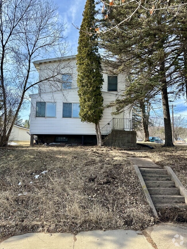 Building Photo - Enjoy living in a bright ground-level home...