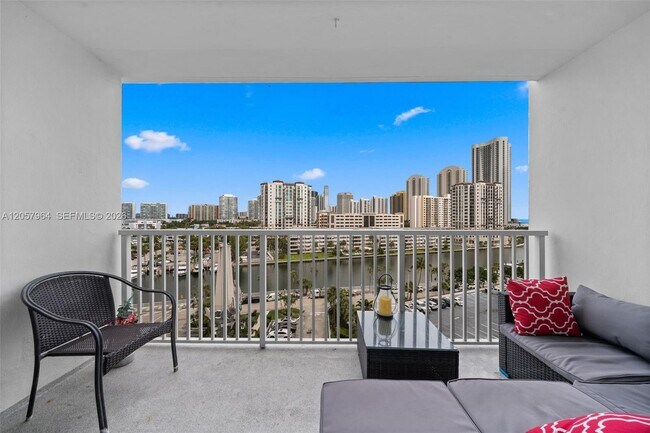 Building Photo - 300 Bayview Dr