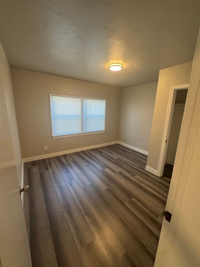 Building Photo - BEAUTIFUL UPDATED DUPLEX 2 BED & ONE BATH!