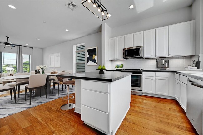 Building Photo - 1412 Waterloo Shore Ln