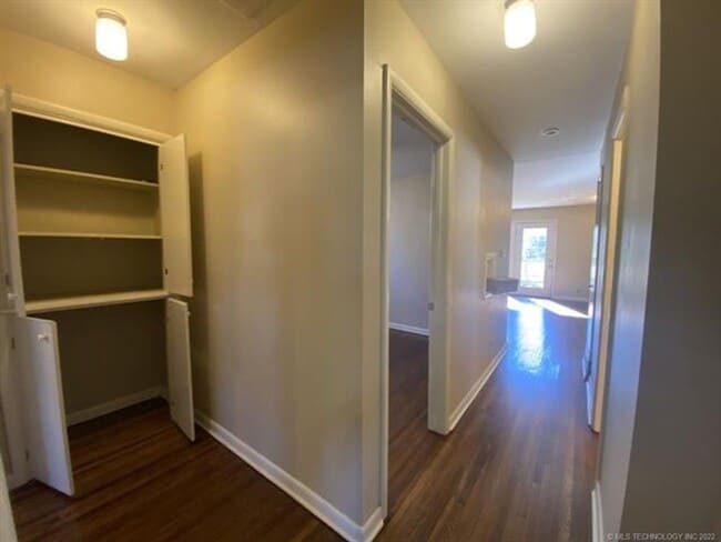 Building Photo - Mid-town Gem where comfort meets convenien...