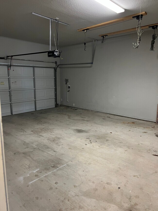 Building Photo - 8119 Redbrush