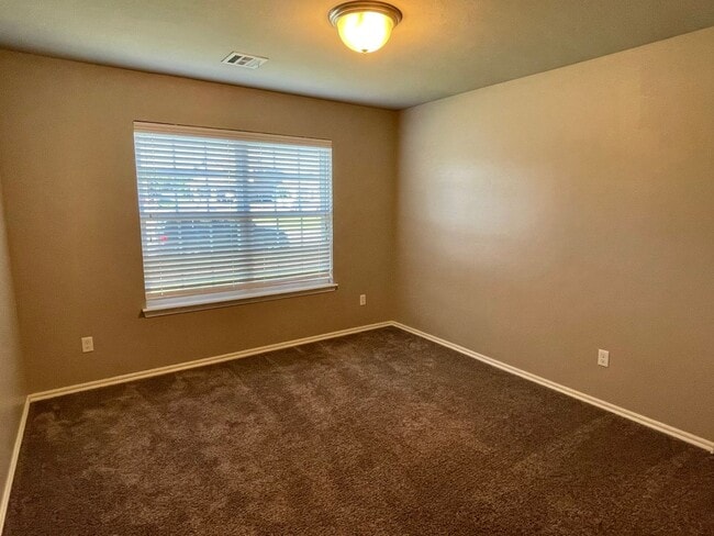 Building Photo - Great 4 Bedroom In Yukon Schools