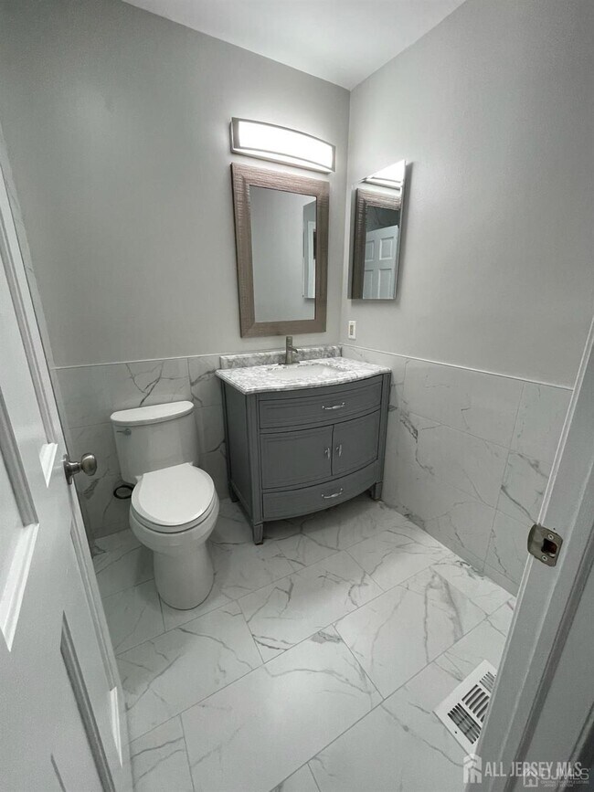 Building Photo - 42 Ashford Dr