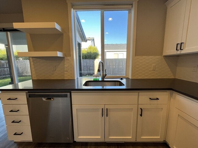 Building Photo - Expansive 2020 Forest Grove Home with 4 Bedrooms, Loft, Modern Kitchen & Covered Patio