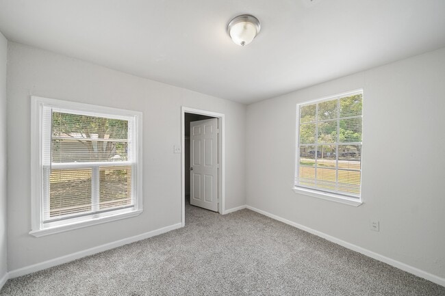 Building Photo - 1517 W Snyder St
