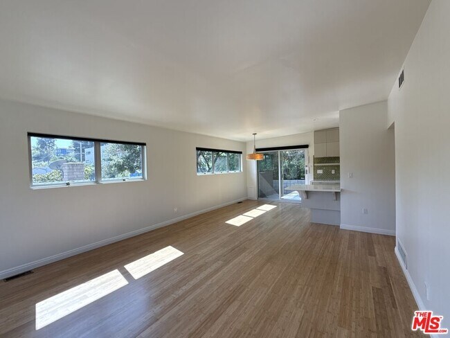 Building Photo - 2243 Silver Ridge Ave