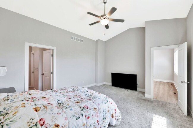 Building Photo - Living in Luxury