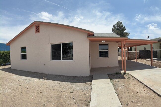 Building Photo - 608 Barcelona Dr