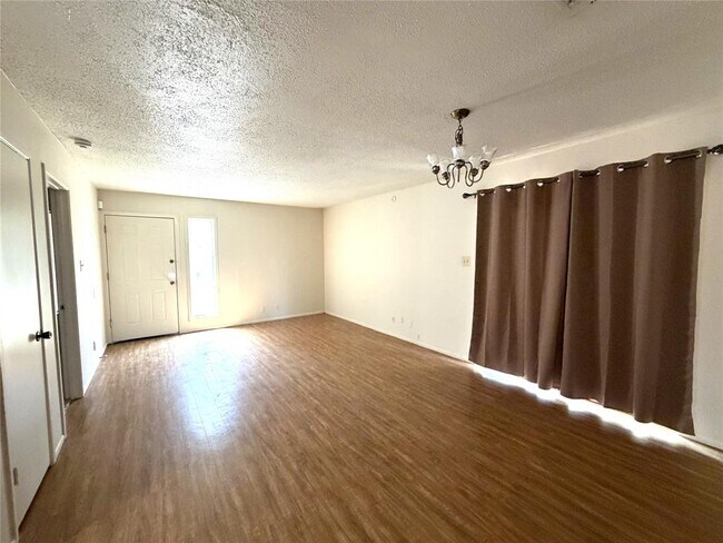 Building Photo - 421 Live Oak St