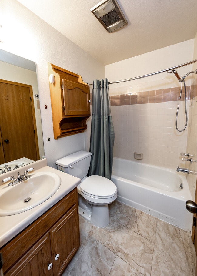 Building Photo - 838 Daffodil St