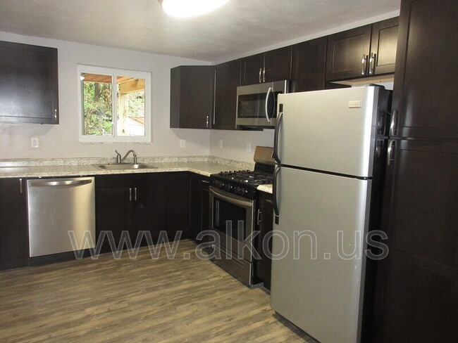 Building Photo - 1097 Roseanne Ave