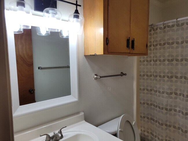 Building Photo - 2 bed / 1 bath apartment