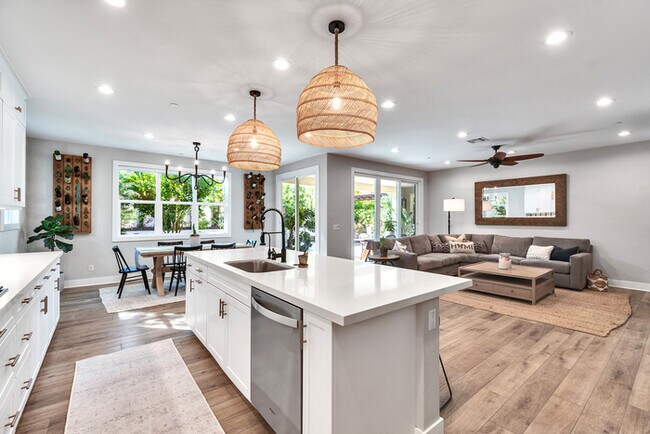 Building Photo - Light and bright 4 bedroom 3 bath beauty i...