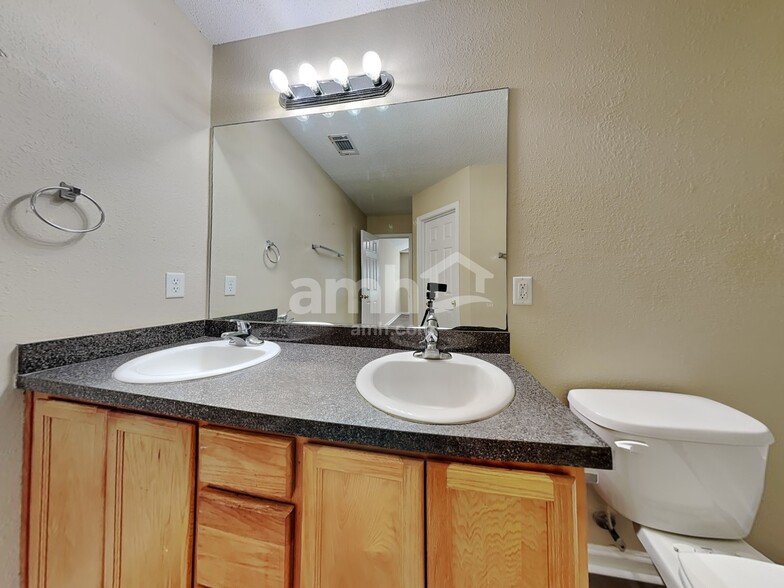 Building Photo - 20 Willow Lakes Dr