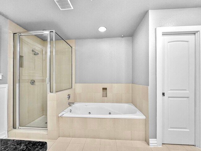 Building Photo - Upgraded Town Home