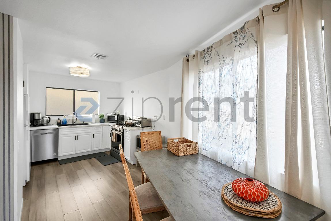 Building Photo - 10444 Canoga Ave